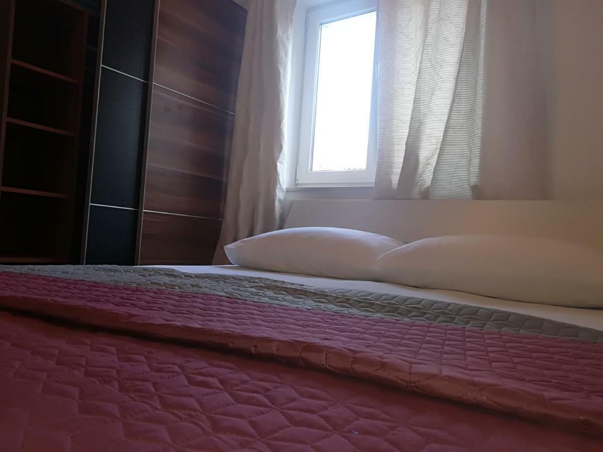 Apartman Brzovic オミシュ エクステリア 写真