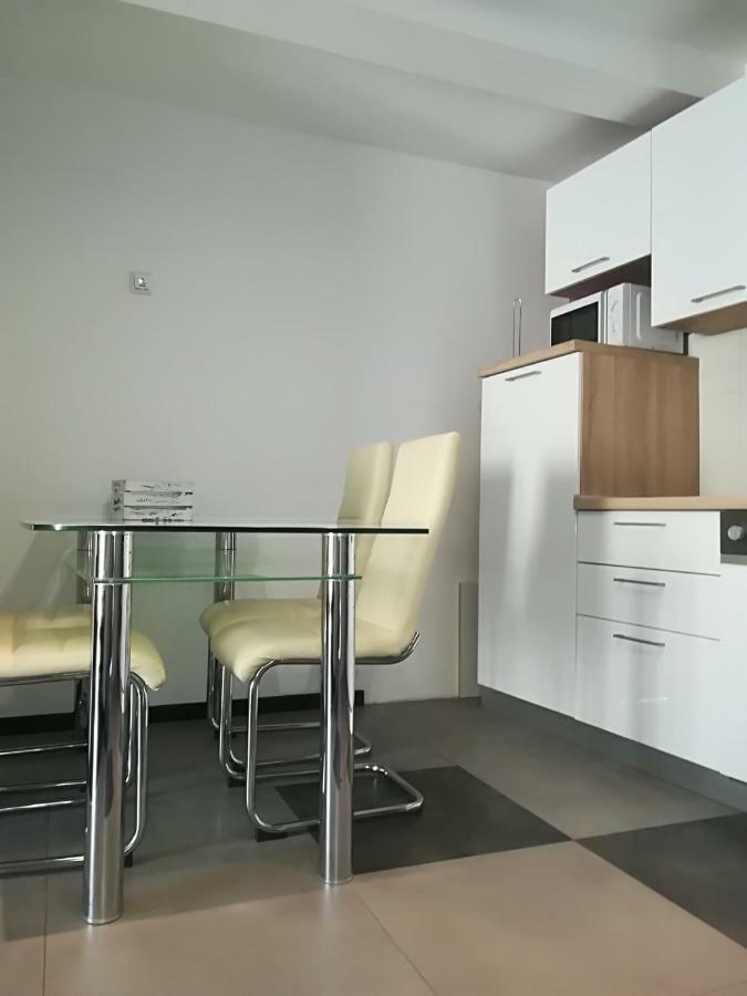 Apartman Brzovic オミシュ エクステリア 写真