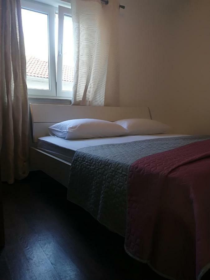 Apartman Brzovic オミシュ エクステリア 写真